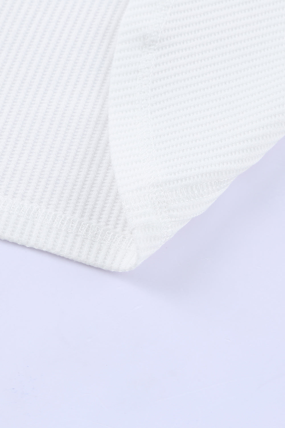 Haut Henley en tricot gaufré blanc à demi-bouton