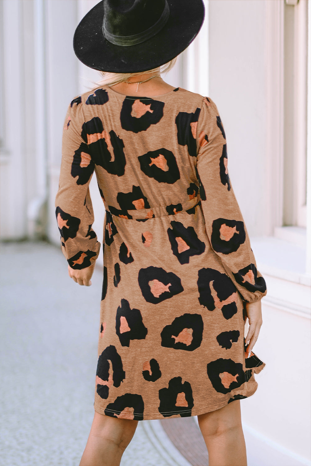 Robe en tricot ample à manches bouffantes et boutonnée sur le devant à imprimé léopard