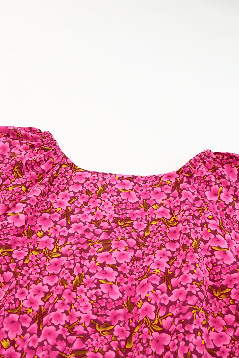 Babydoll obleka z v-izrezom in cvetličnim motivom velike velikosti