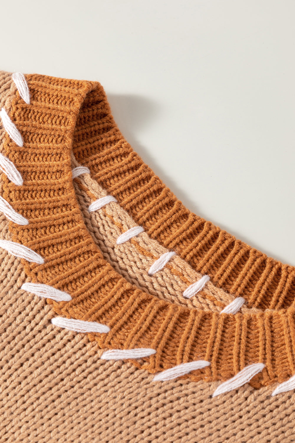 Prevelik pulover s kontrastnimi šivi v svetlem francoskem bež barvnem bloku