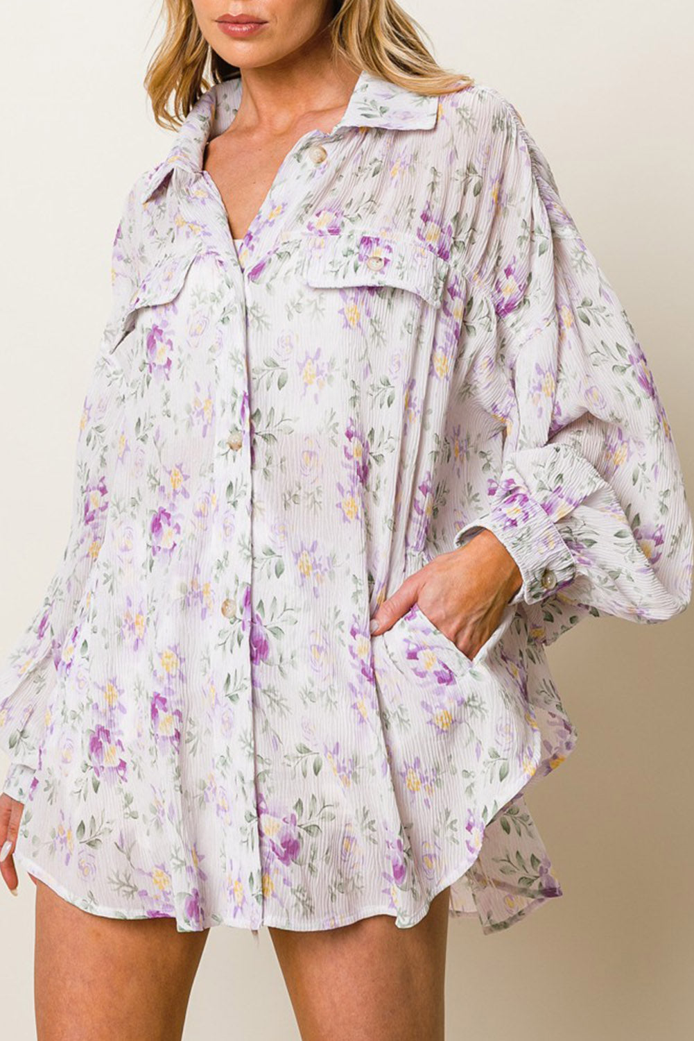 Ljubičasta plisirana košulja s preklopnim džepovima s cvjetnim printom