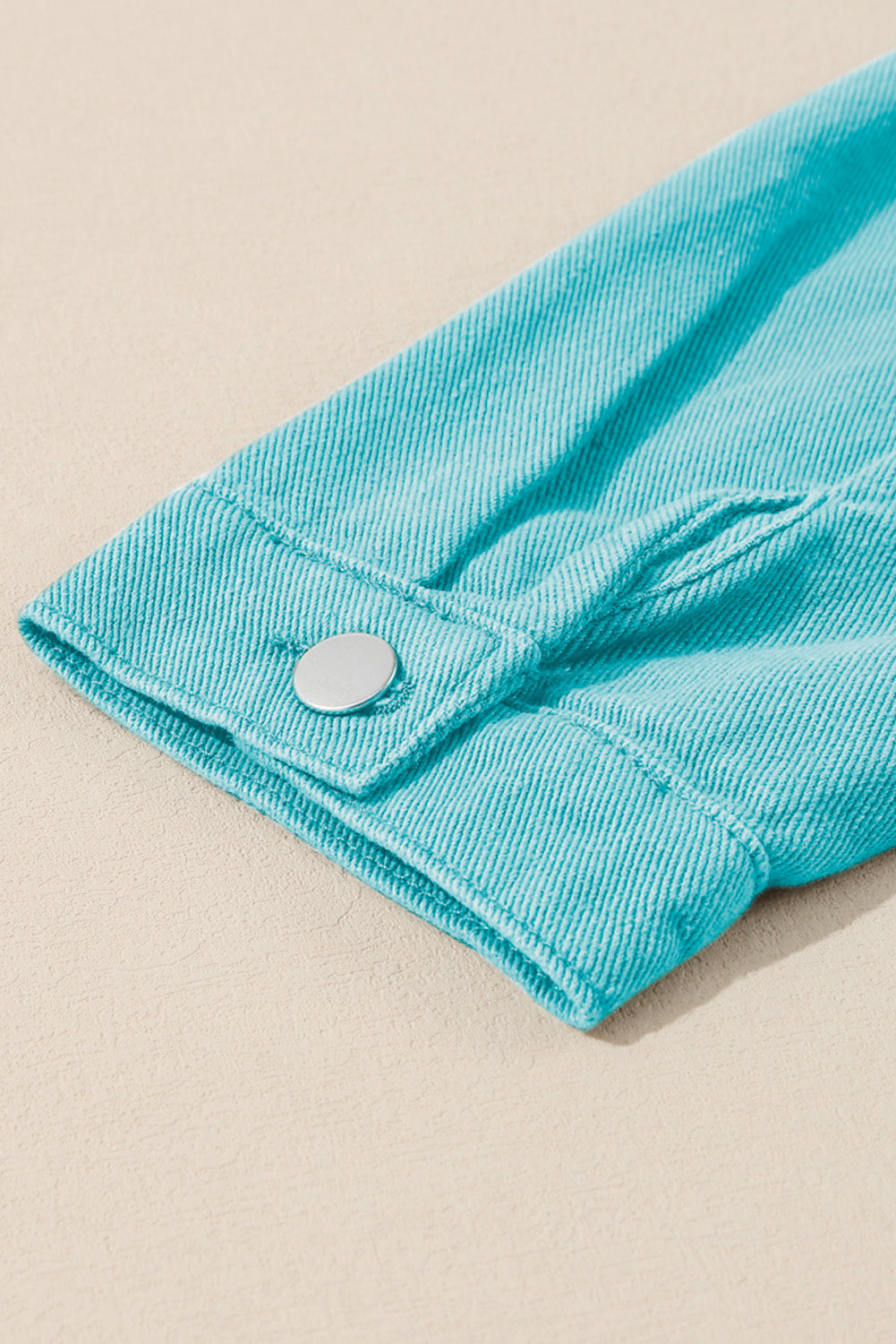 Veste en jean bleu ciel avec poches et patchwork à carreaux