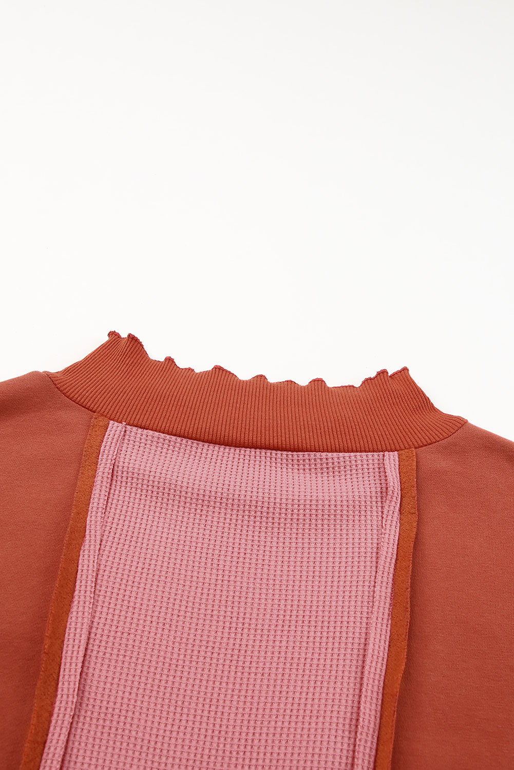 Ognjeno rdeča vafelj pletena majica z raztrganimi izpostavljenimi šivi in ​​luknjico za palec