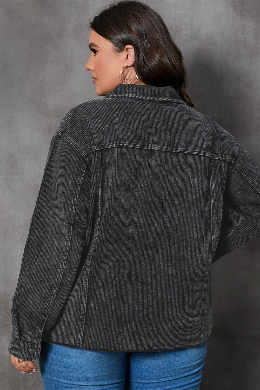 Siva velika jakna od samta s preklopnim džepom s neobrađenim rubom