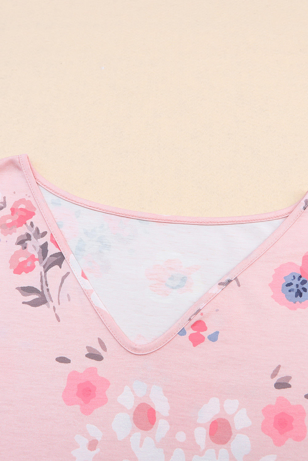 Rožnata majica s cvetličnim potiskom z V izrezom