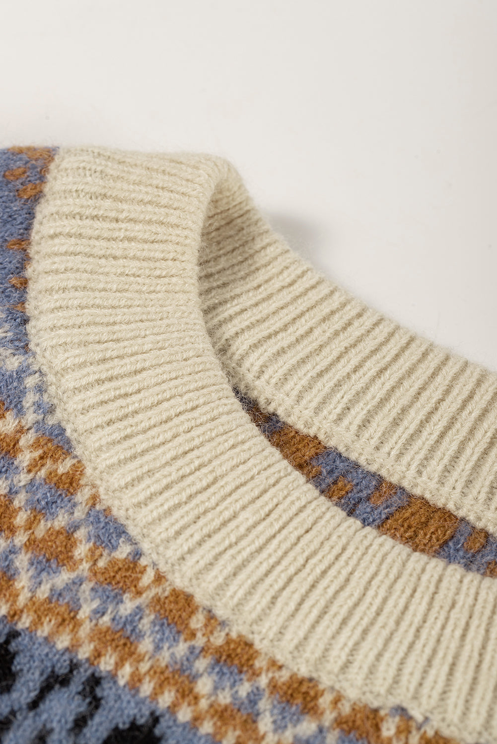 Višebojni pulover s okruglim izrezom s vintage geometrijskim detaljima
