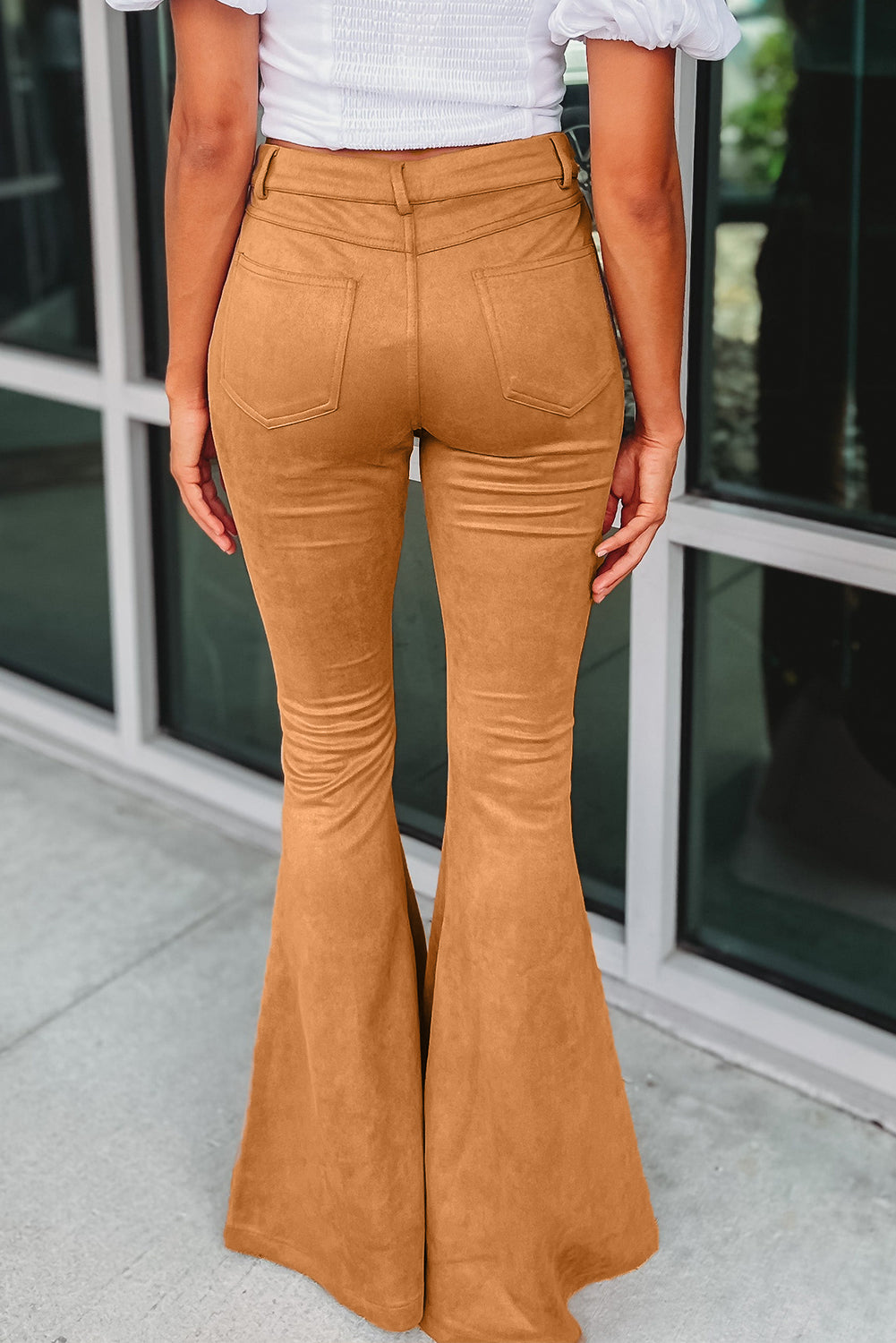 Rjave hlače iz semiša z razkritimi šivi in ​​žepi