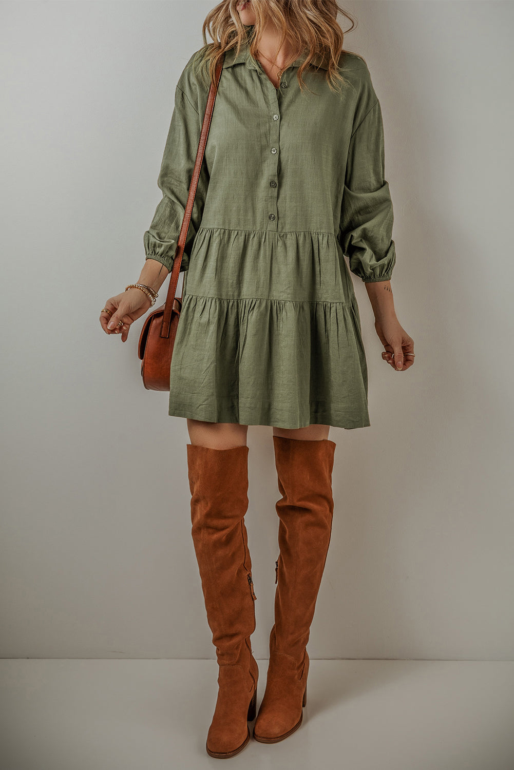 Mini-robe chemise plissée boutonnée à manches bouffantes et à plusieurs niveaux vert jungle