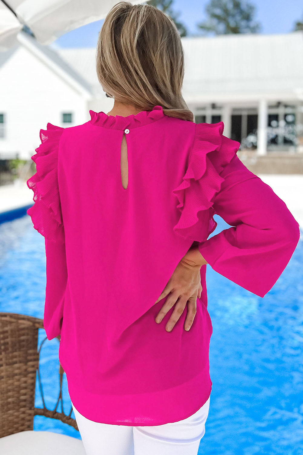 Bluza s ružičastim gumbima i ključanicom na leđima