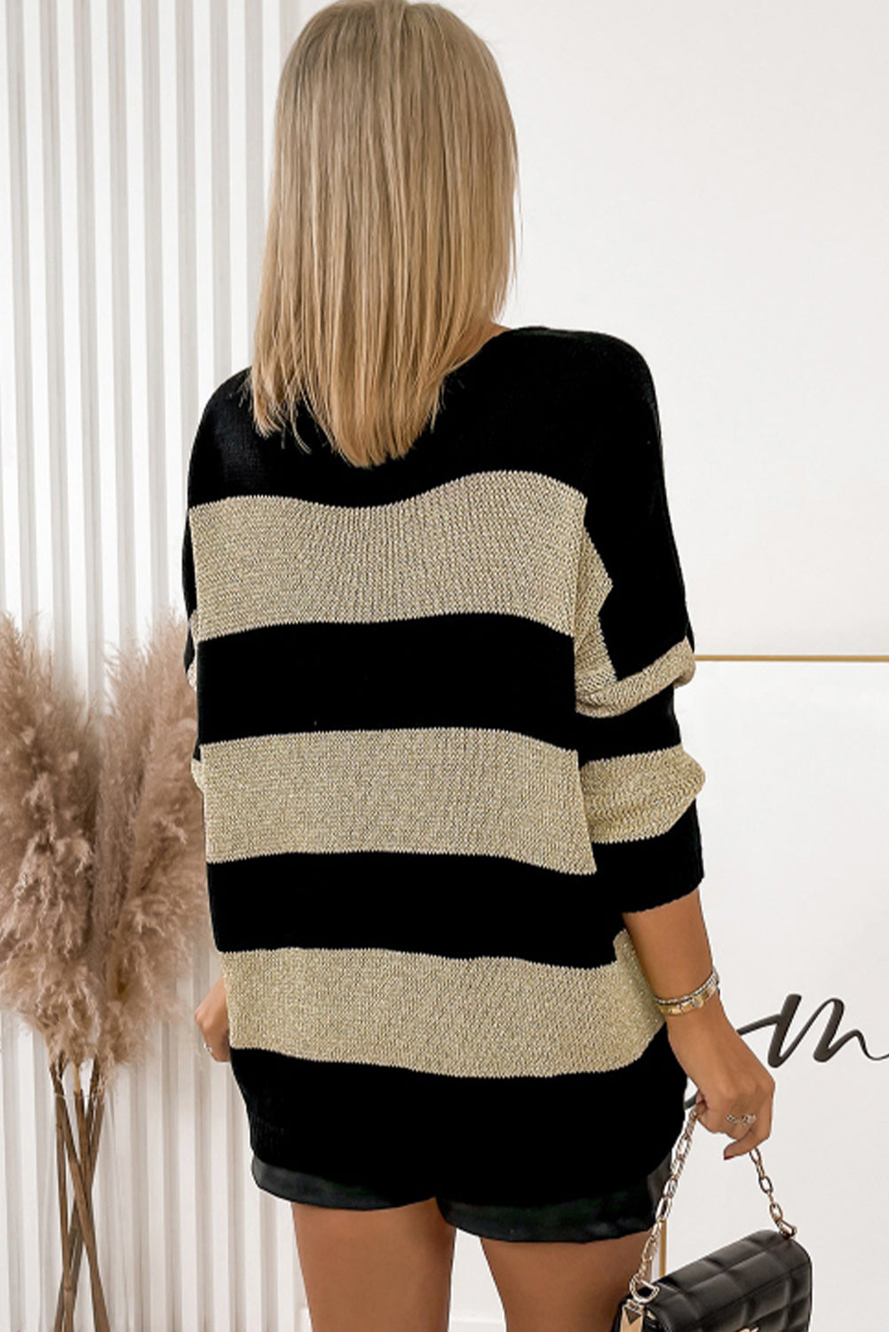 Crni široki pulover s V izrezom s kontrastnim prugama