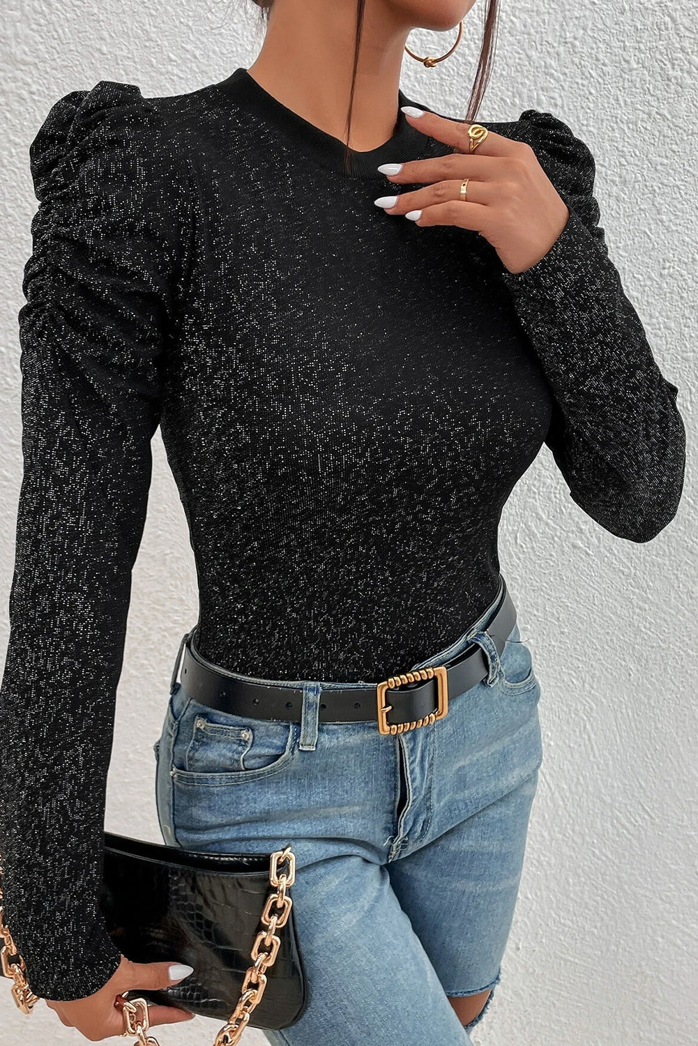 Crna majica uskog kroja s metalnim pletenim rukavima