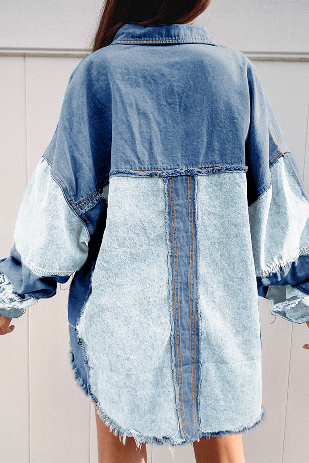 Blaue, ausgefranste, übergroße Patchwork-Jeansjacke in Blockfarben
