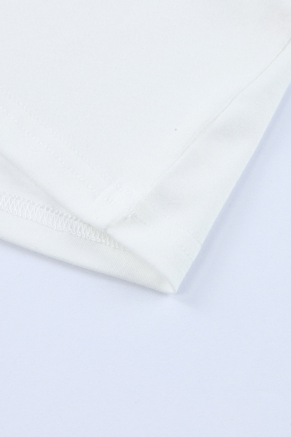 T-shirt blanc à col en V avec étoiles et rayures américaines