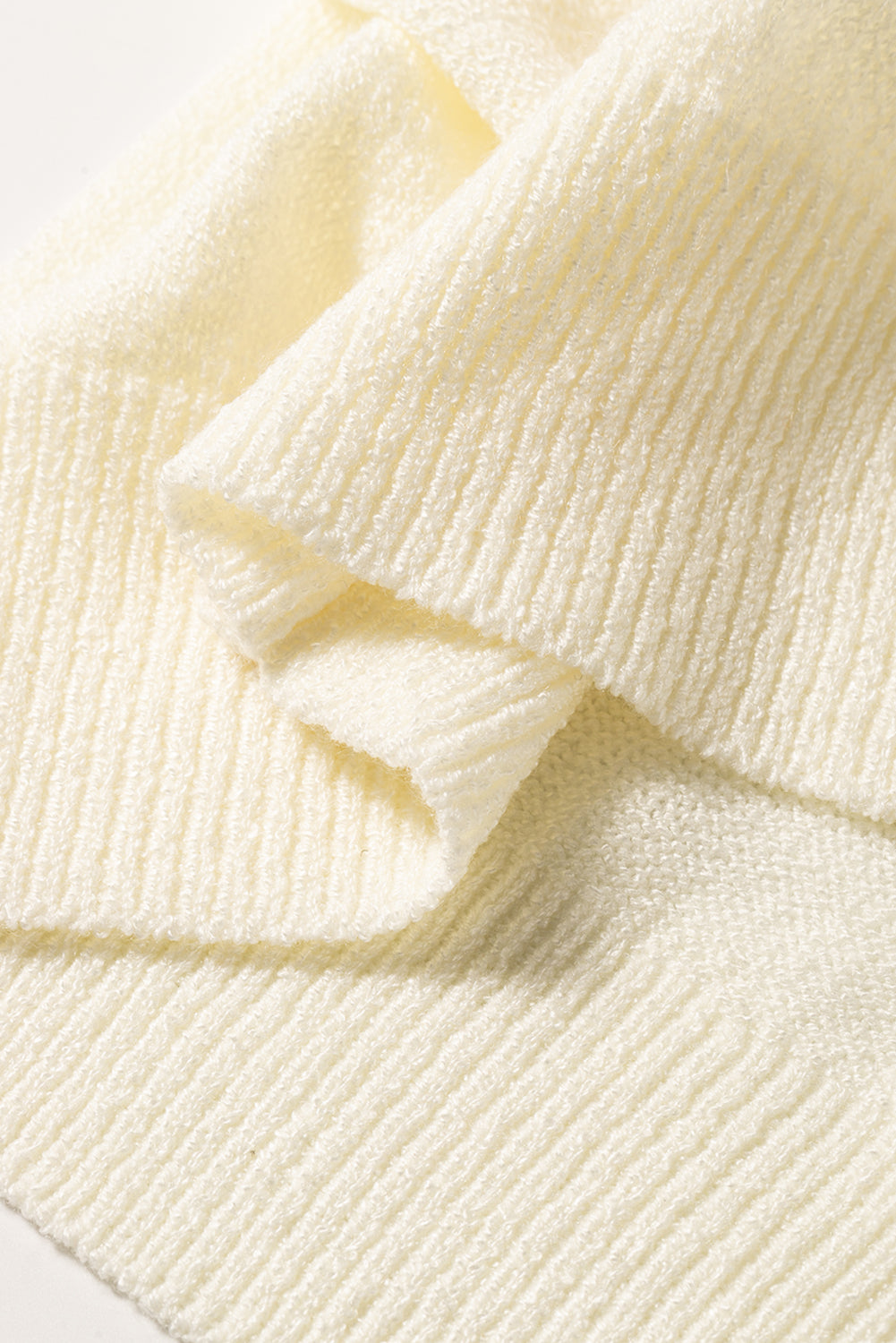 Bež pulover z razkritimi šivi in ​​spuščenimi ramenskimi žepi