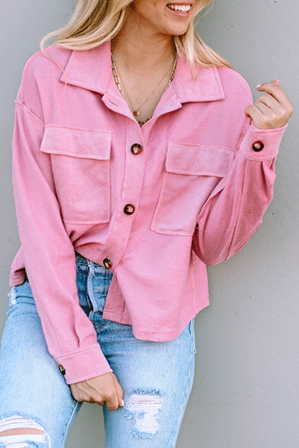 Giacca camicia rosa con tasche sul colletto risvoltato