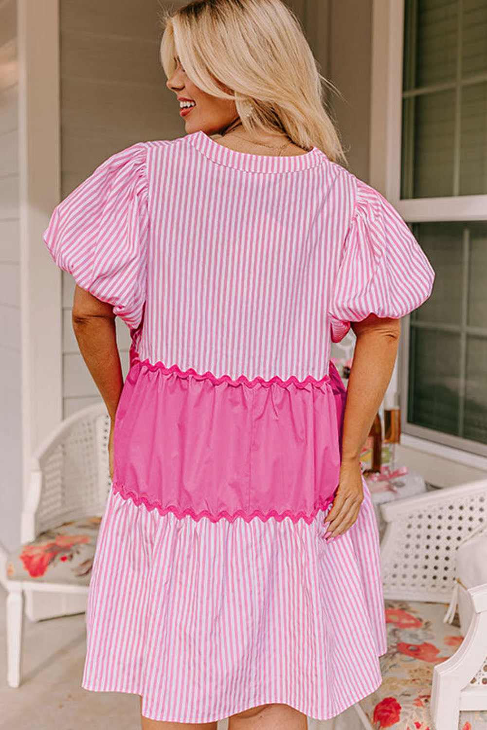 Rosafarbenes, kurzärmliges, fließendes Plus-Kleid mit Puffärmeln und Blockakzent von Ricrac
