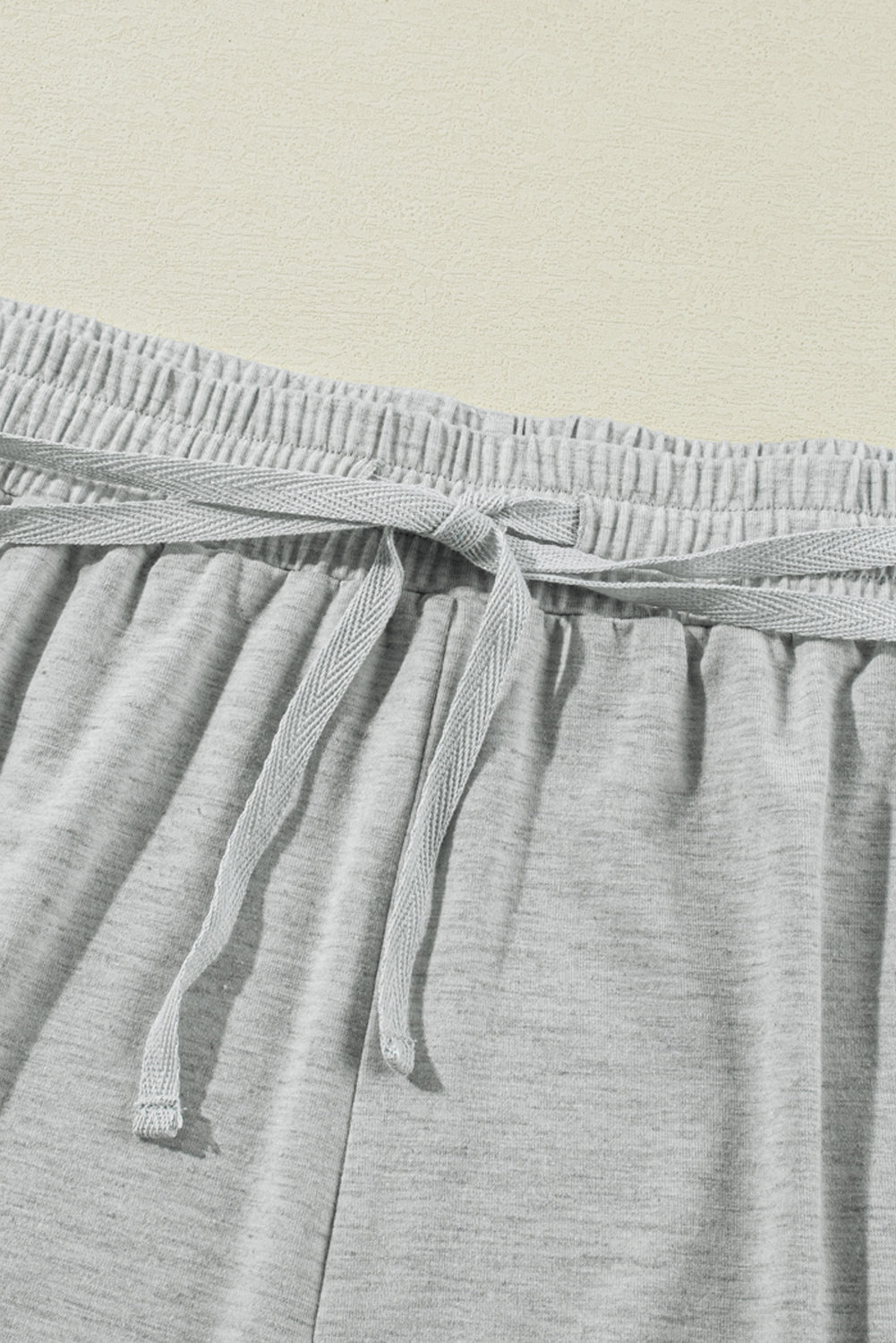 Set di pantaloncini con maniche con risvolto e cuciture grigie a contrasto