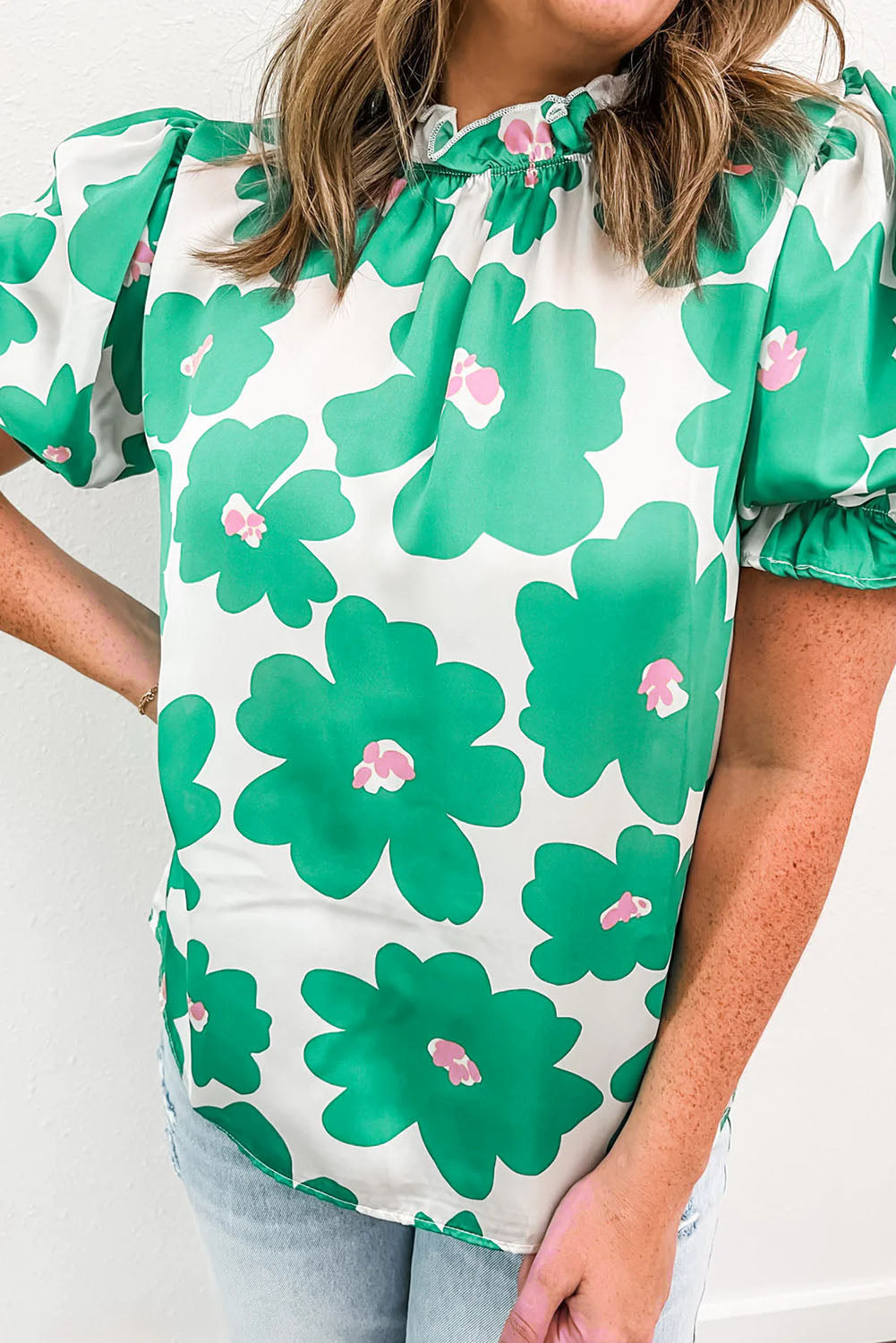 Zelena bluza s cvetličnim napihnjenim izrezom in volančki
