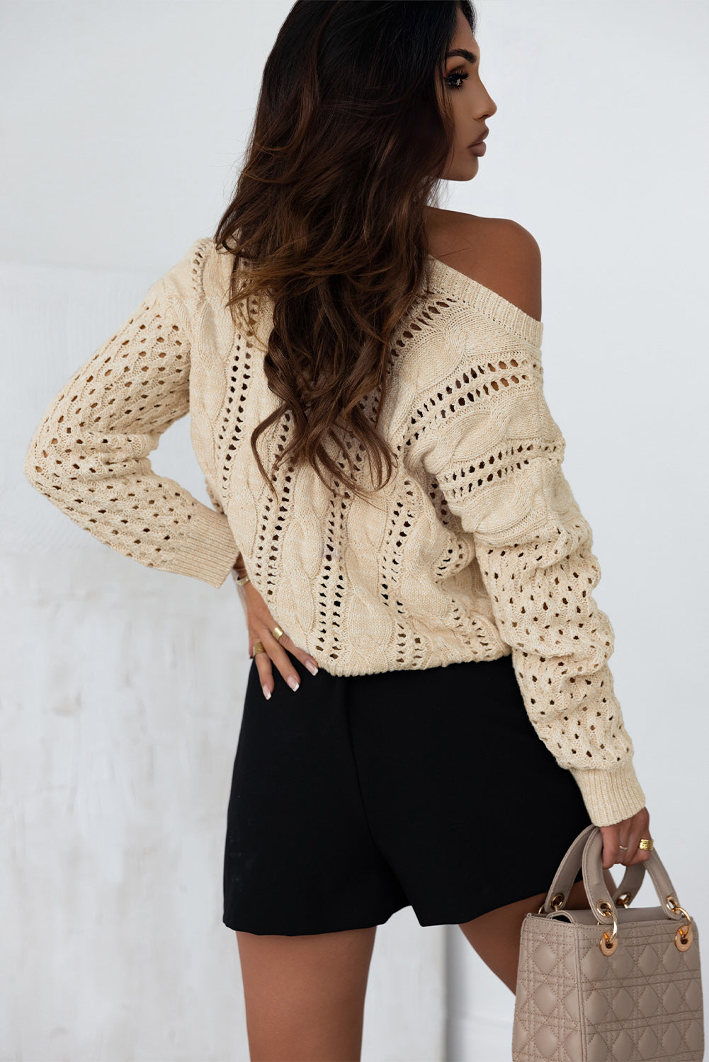 Khakifarbener Pullover mit Zopfmuster und überschnittenen Schultern