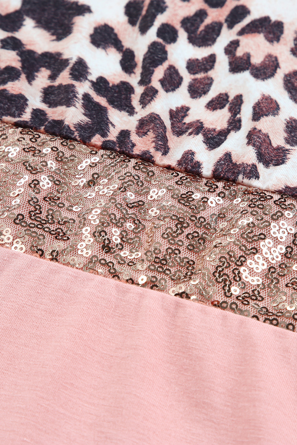 Top a maniche corte patchwork color block con paillettes leopardate rosa