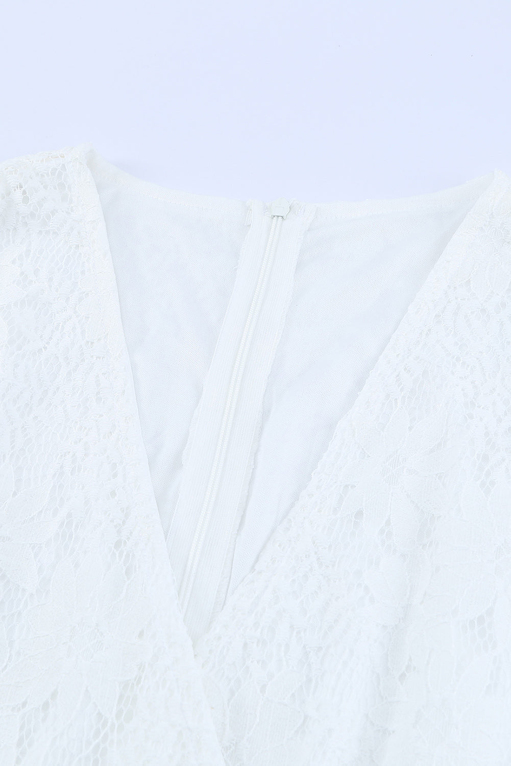 Robe courte blanche en dentelle florale à col en V et manches flottantes
