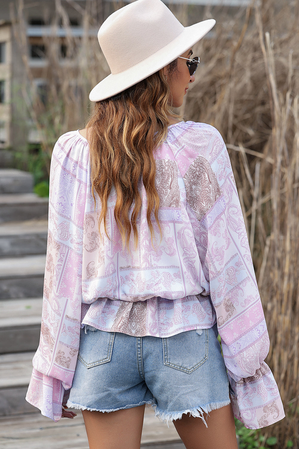 Lila Bluse mit gemischtem Aufdruck und Rüschen und Blasenärmeln und geteiltem Ausschnitt
