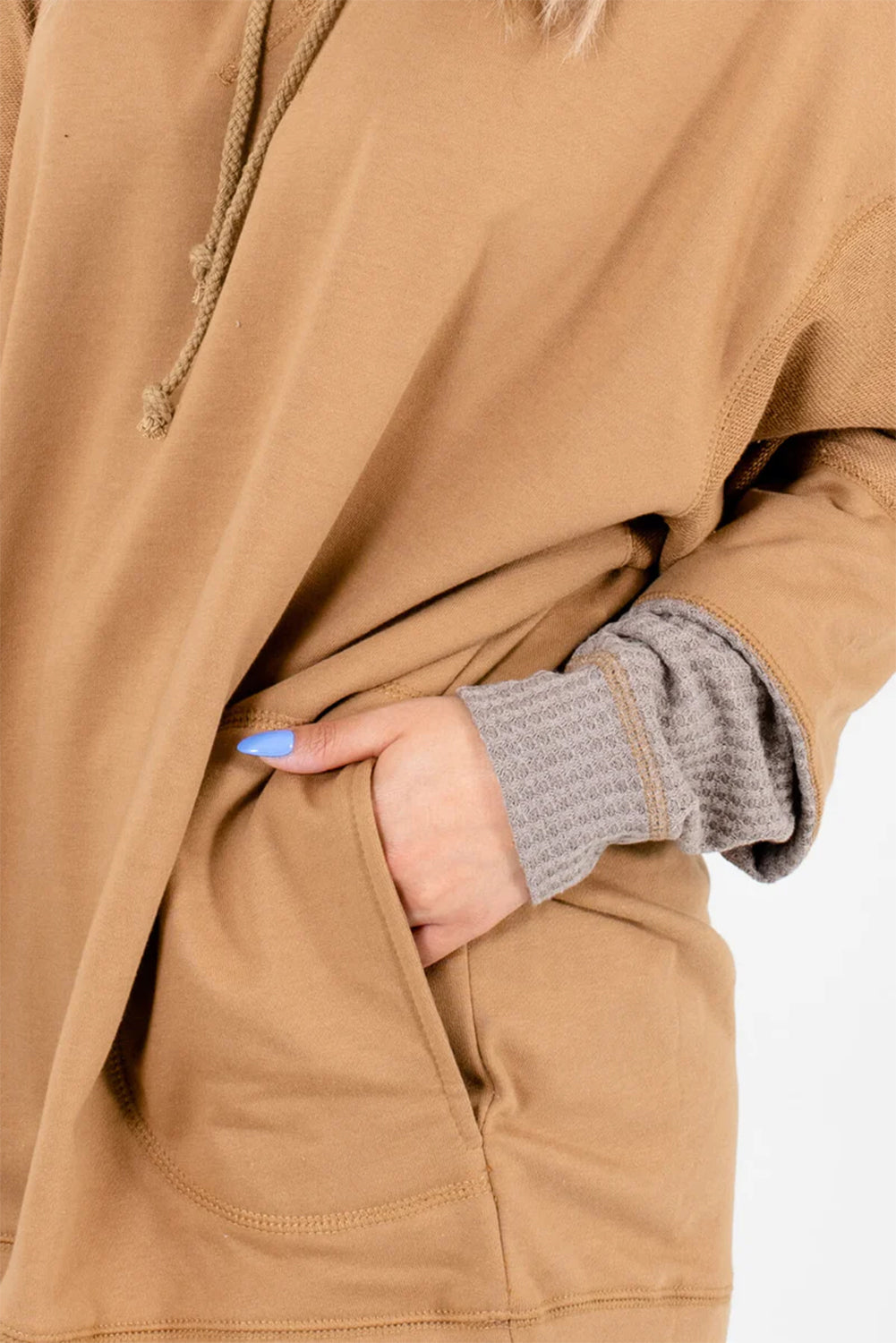 Vrečkast pulover z žepi in kamelo kontrastno kapuco