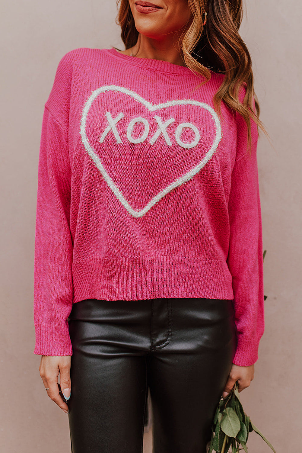 Pleten pulover s spuščenimi rebri na ramenih z vzorcem XOXO v obliki srčka vrtnice