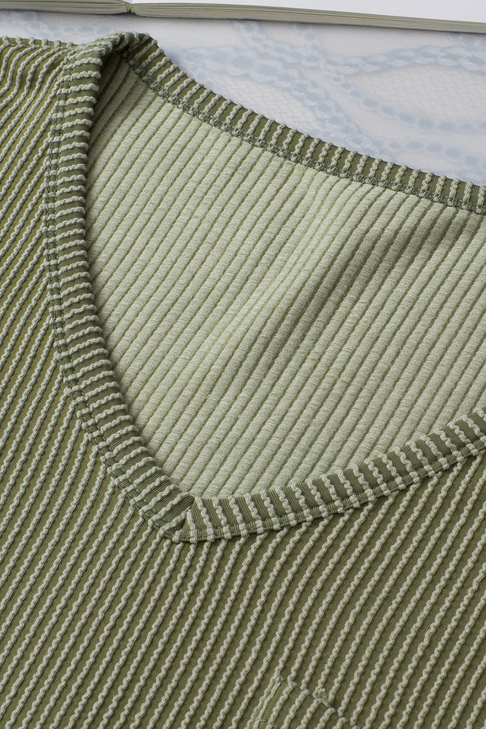 Laurel zelena majica z zasukanimi kratkimi rokavi in ​​vrvico z V izrezom