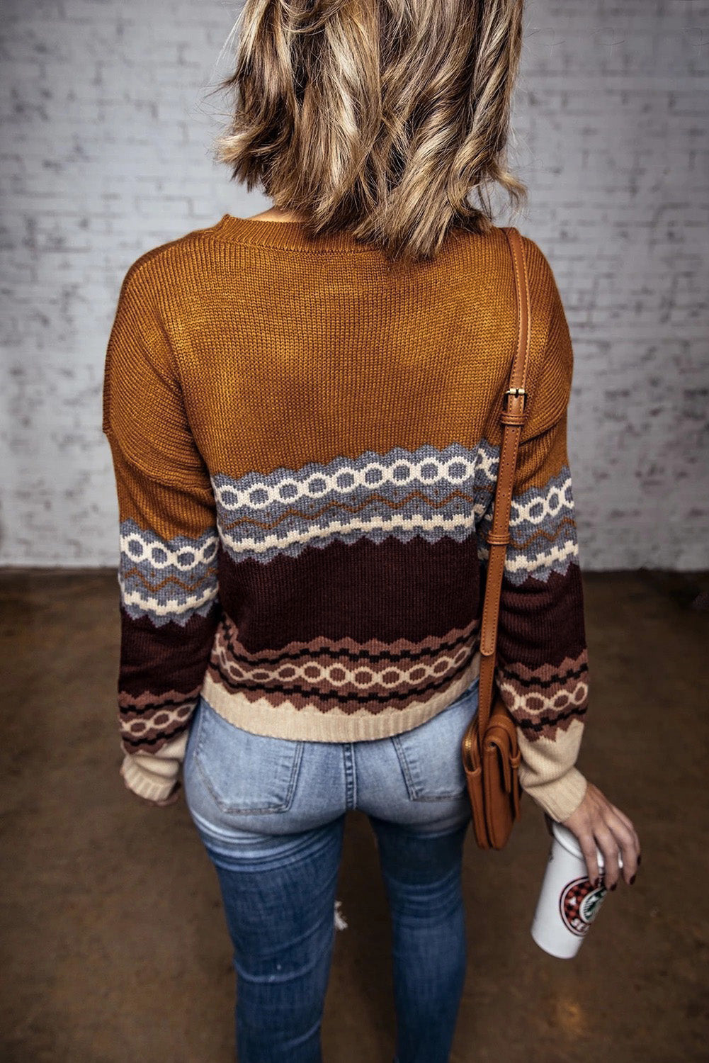 Rjav potiskan pleten pulover z okroglim izrezom