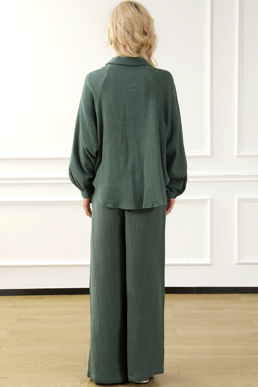 Set di pantaloni larghi con coulisse e collo diviso in piega verde