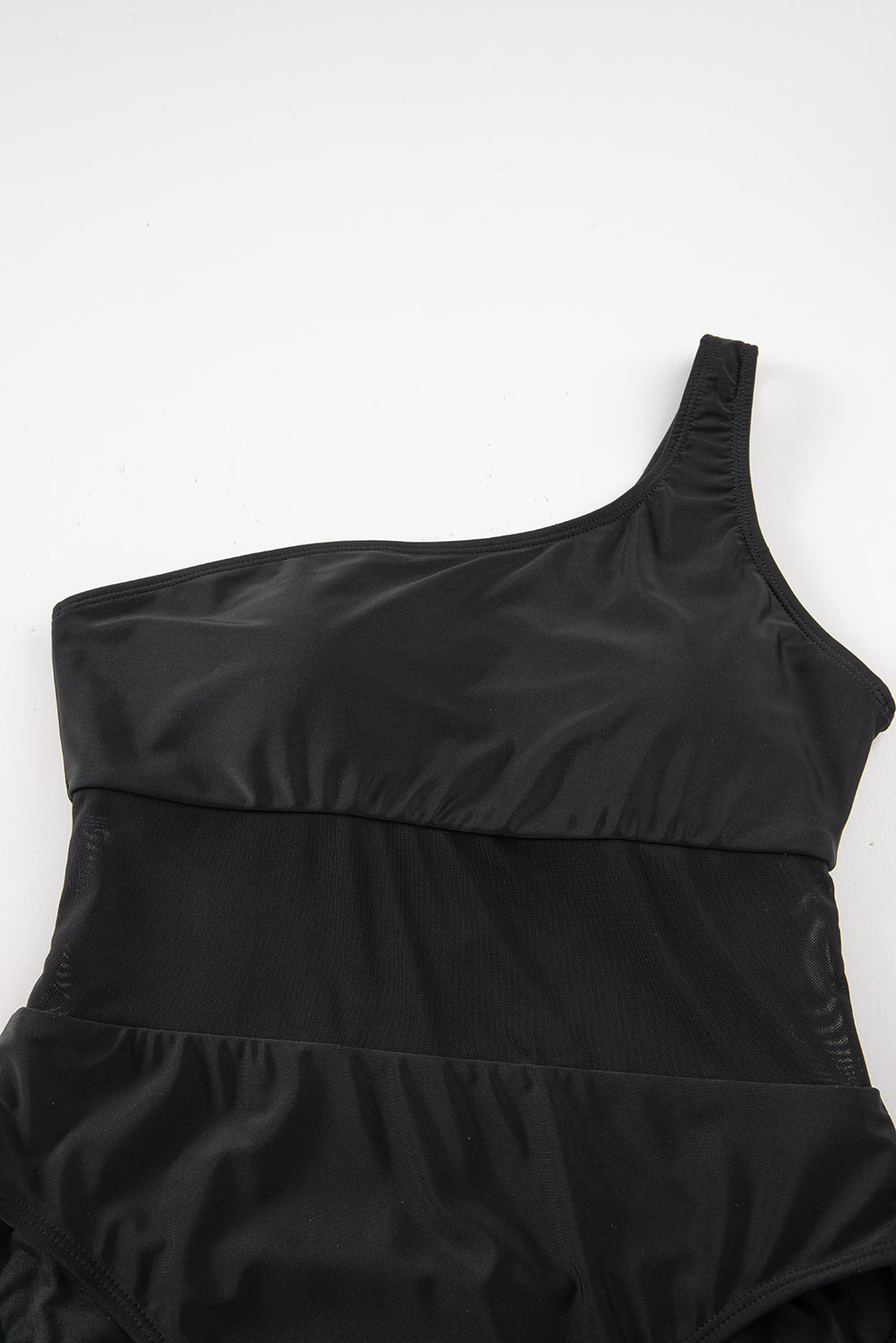 Crni jednodijelni kupaći kostim s mrežicom na jednom ramenu