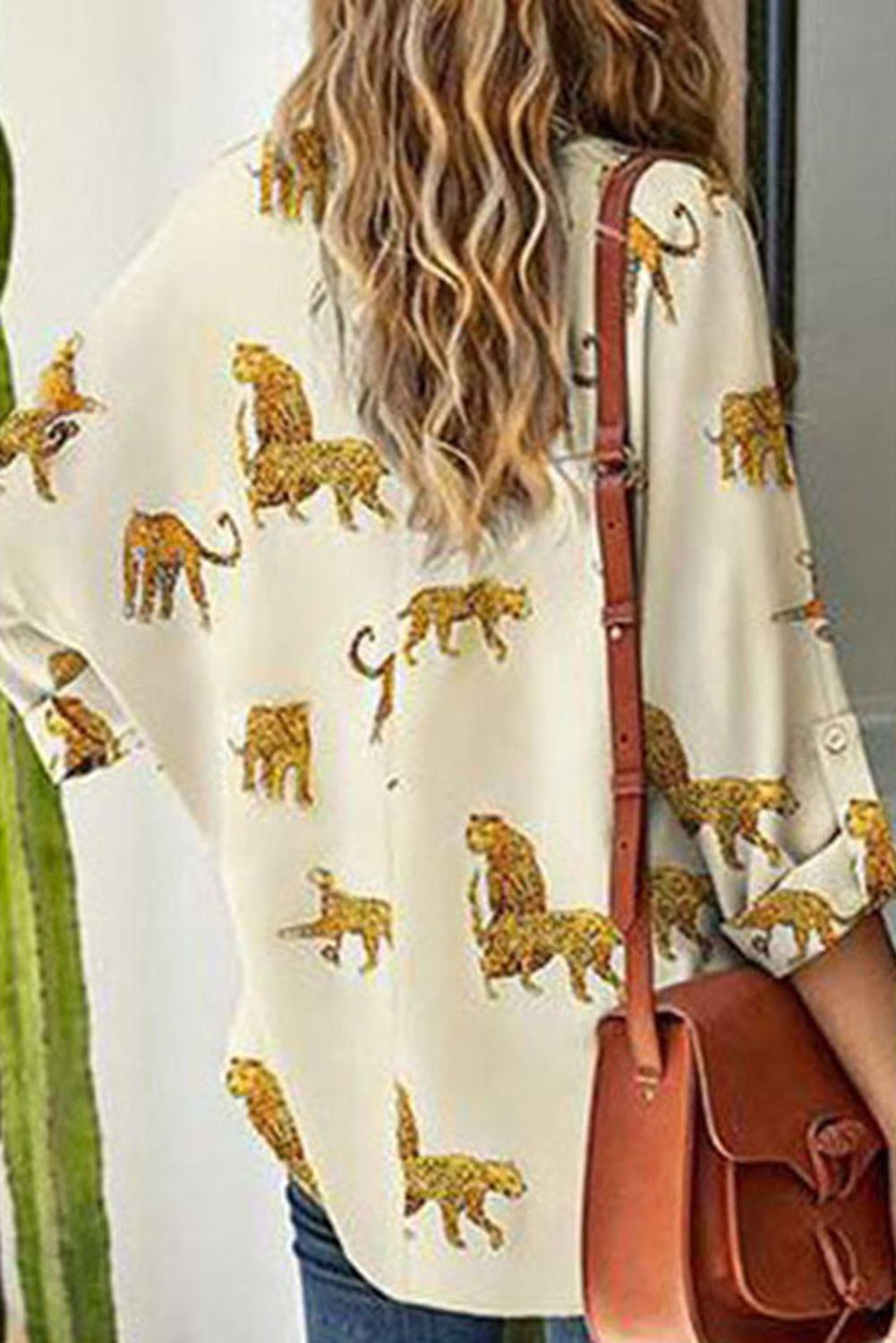 Ohlapna bluza z v-izrezom in z leopardjim potiskom marelice
