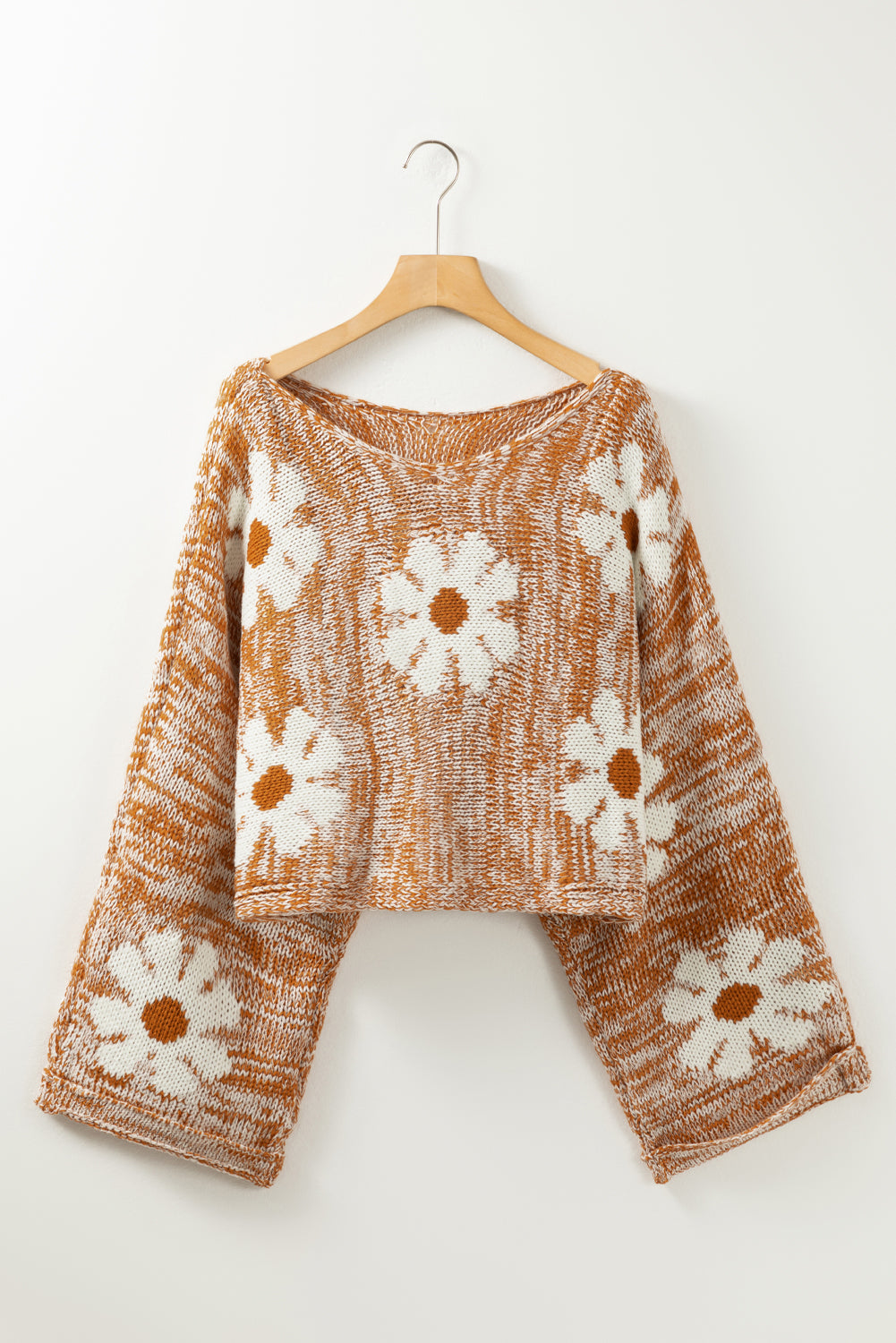 Smeđi široki pulover s zvonastim rukavima s velikim cvijetom