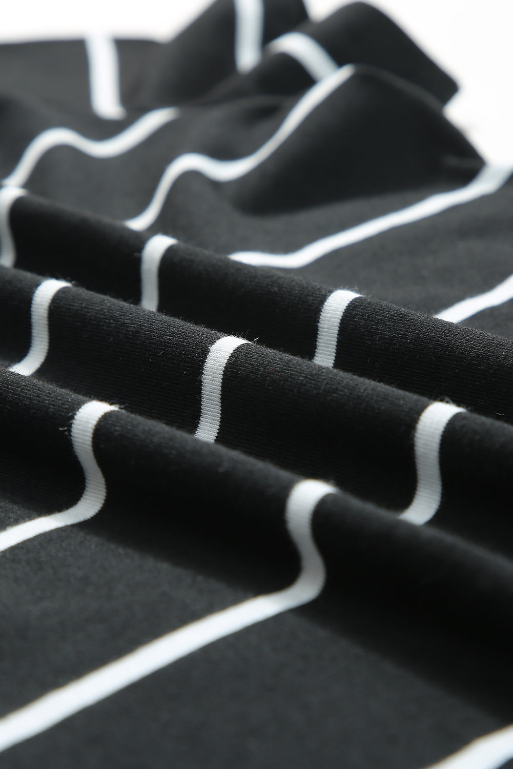 Crna majica kratkih rukava na pruge s okruglim izrezom