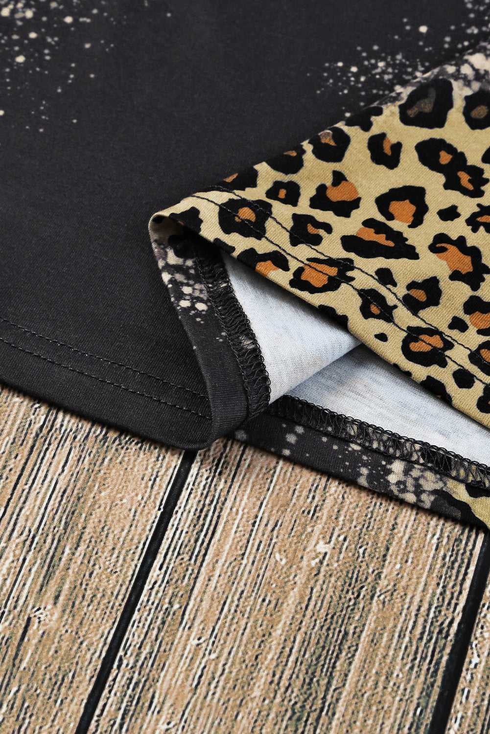 Siva izbijeljena majica s leopard tie-dye printom