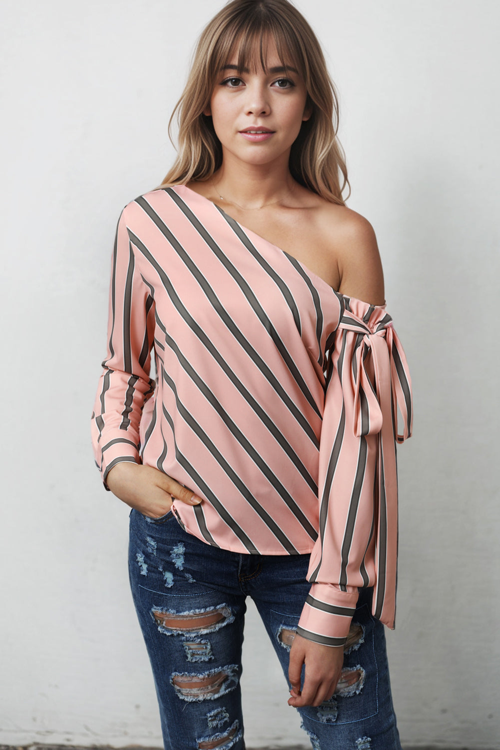 Rožnata črtasta asimetrična bluza z zavezanimi rameni