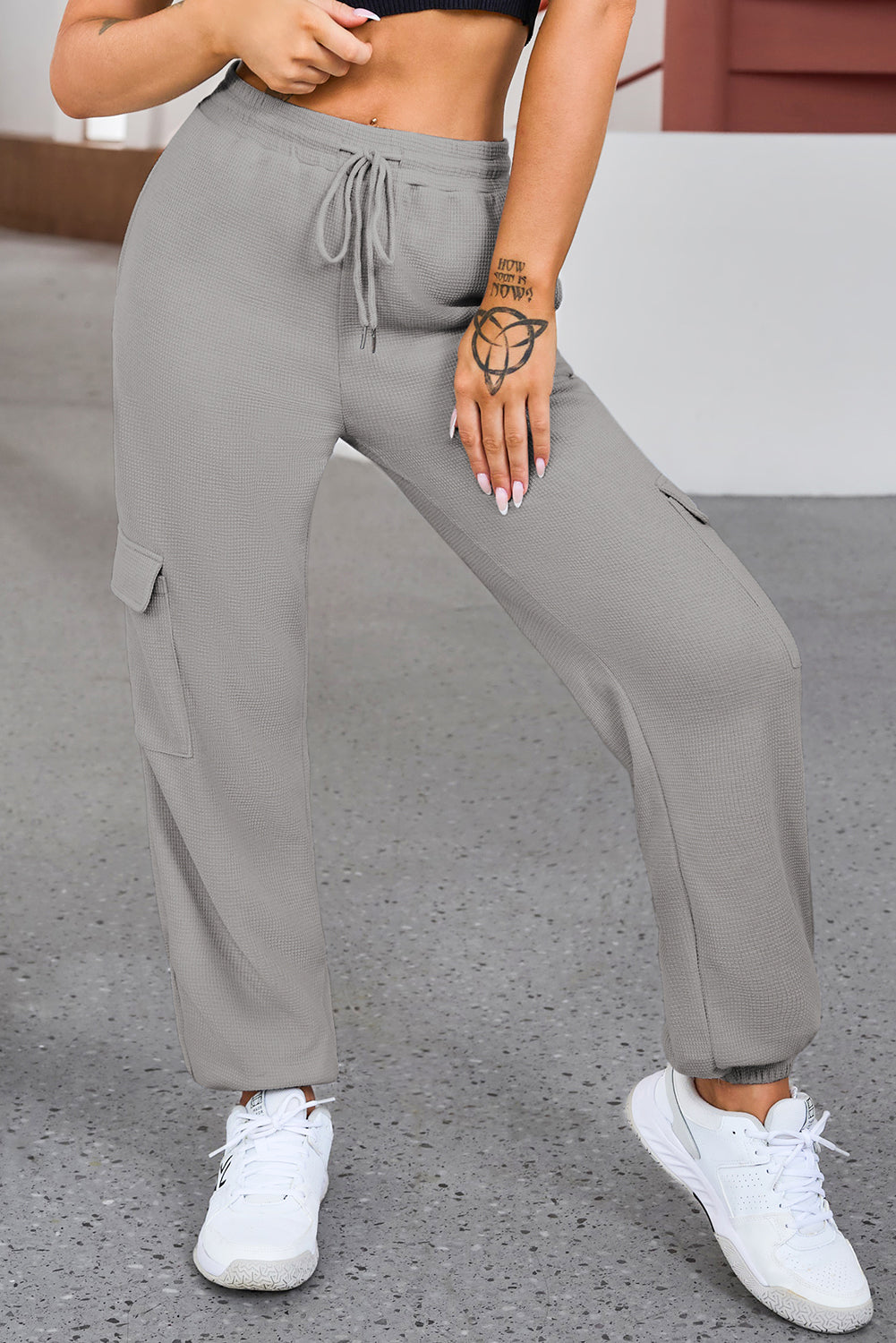 Pantalon de jogging gris à poche cargo et texture gaufrée