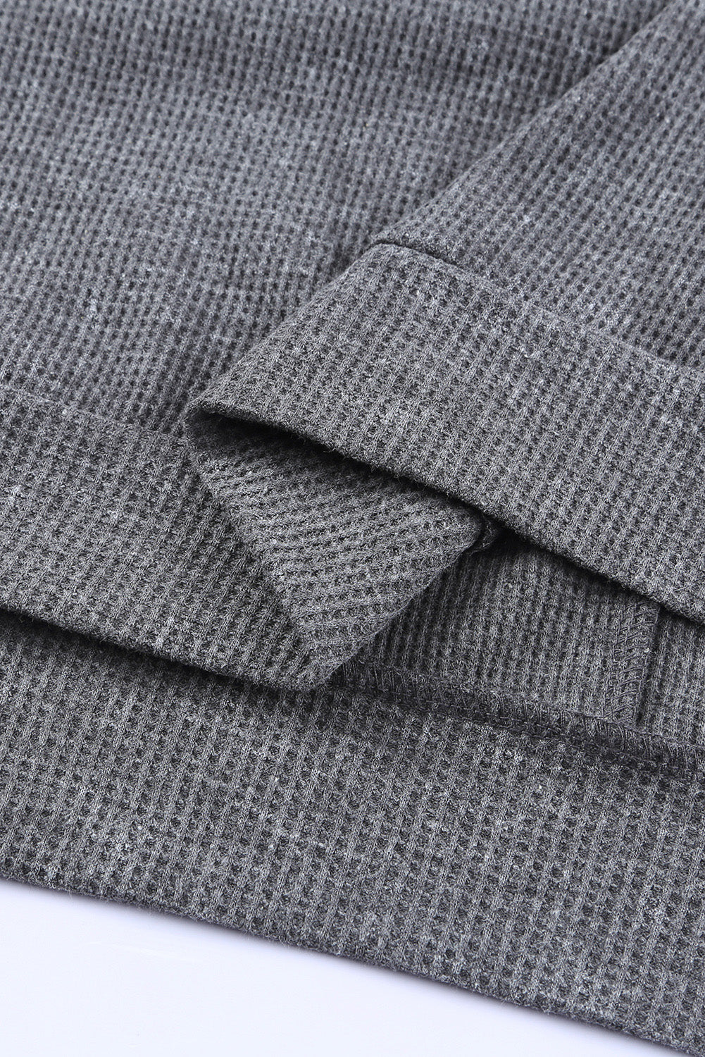 Graues Waffelstrick-Pullover mit seitlichem Schlitz