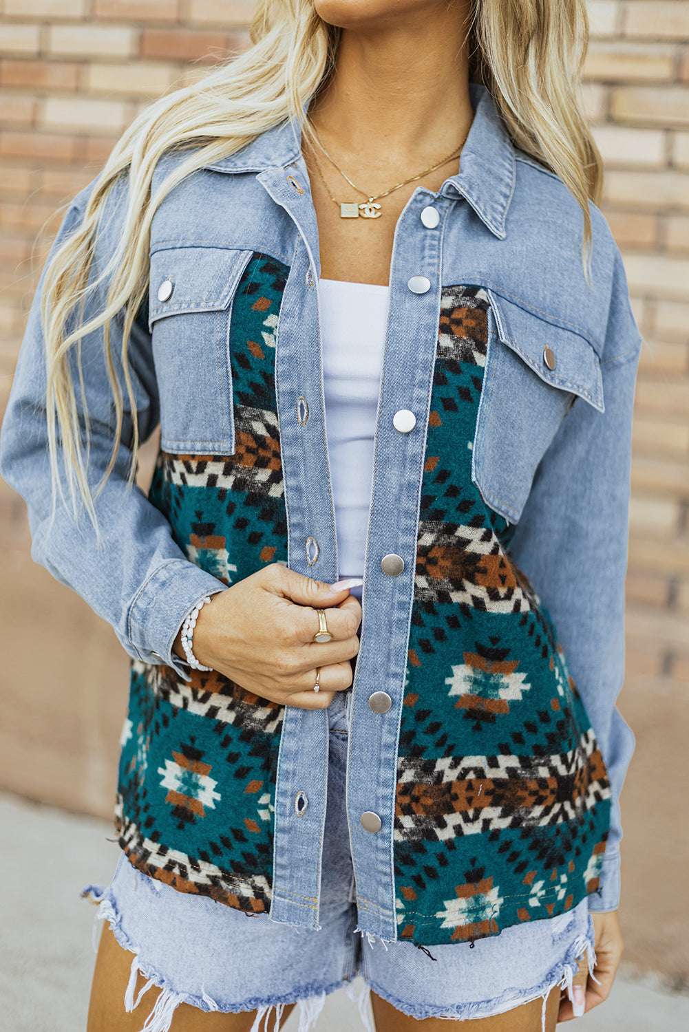 Blaue Jeansjacke mit Azteken-Print