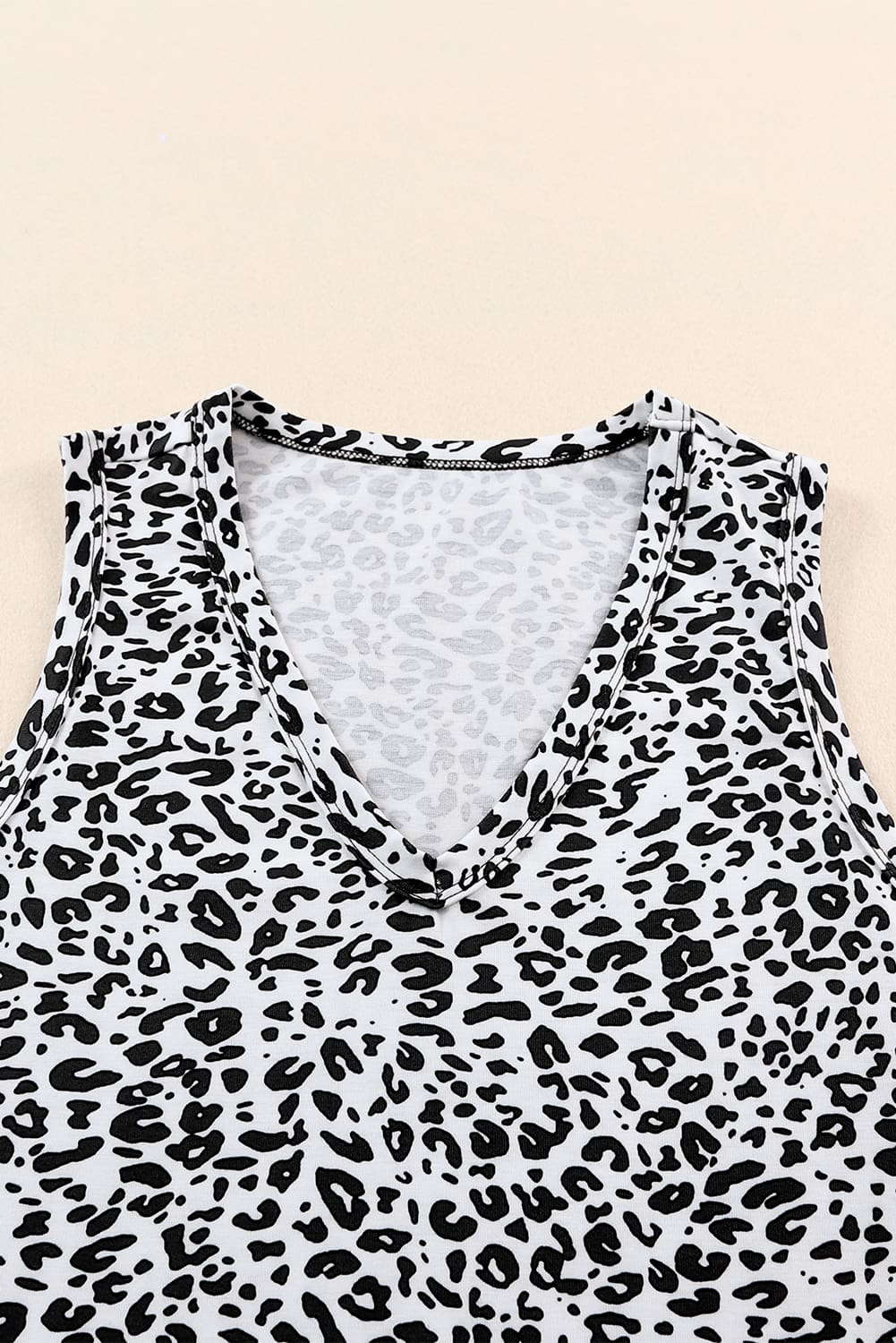 Ružičasta majica s V izrezom s leopardom