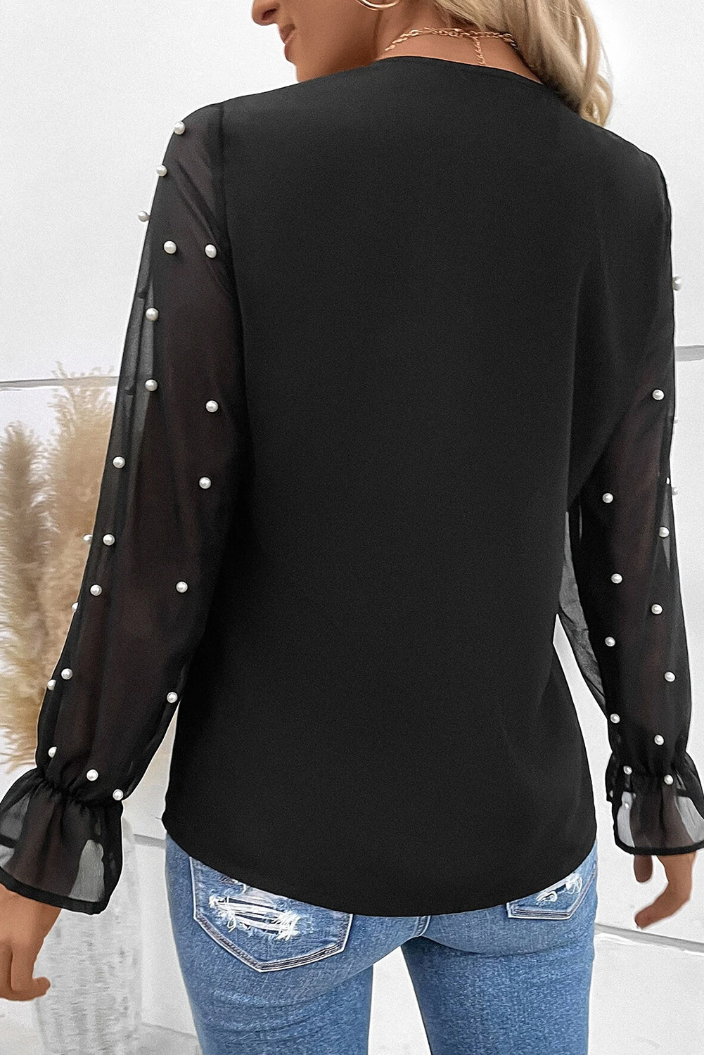 Schwarze Bluse mit Volantärmeln und V-Ausschnitt aus Perlmutt-Mesh