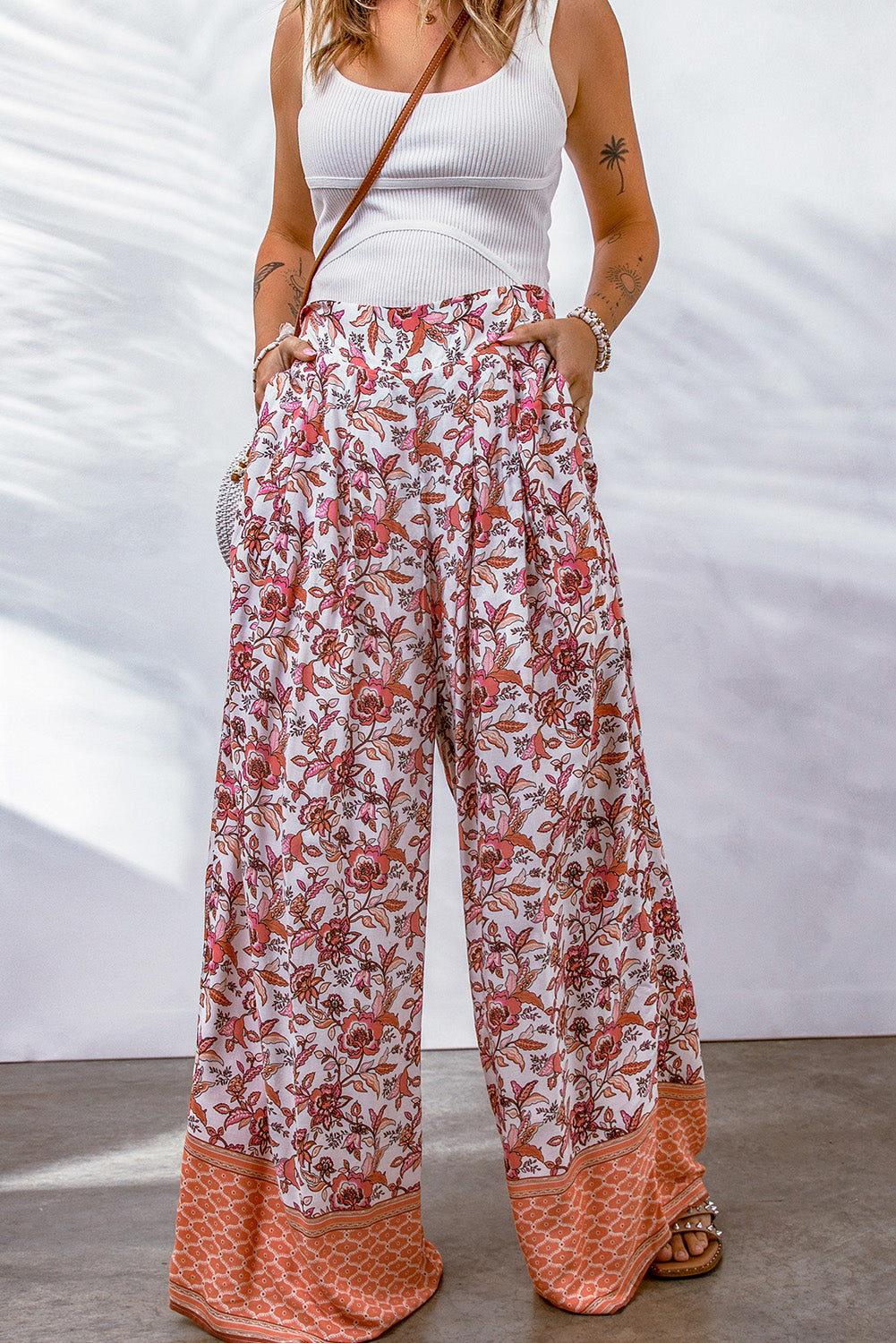 Široke hlače z visokim pasom in ognjeno rdečimi cvetličnimi potiski