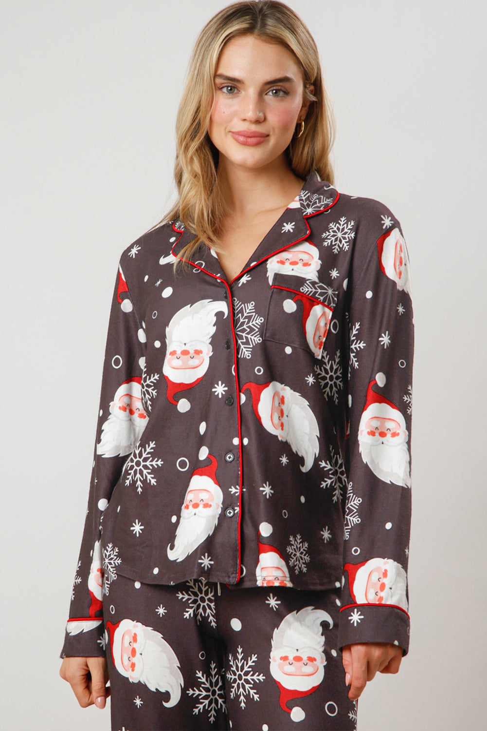 Set pigiama con camicia e pantaloni con stampa natalizia bianca stampata di Babbo Natale