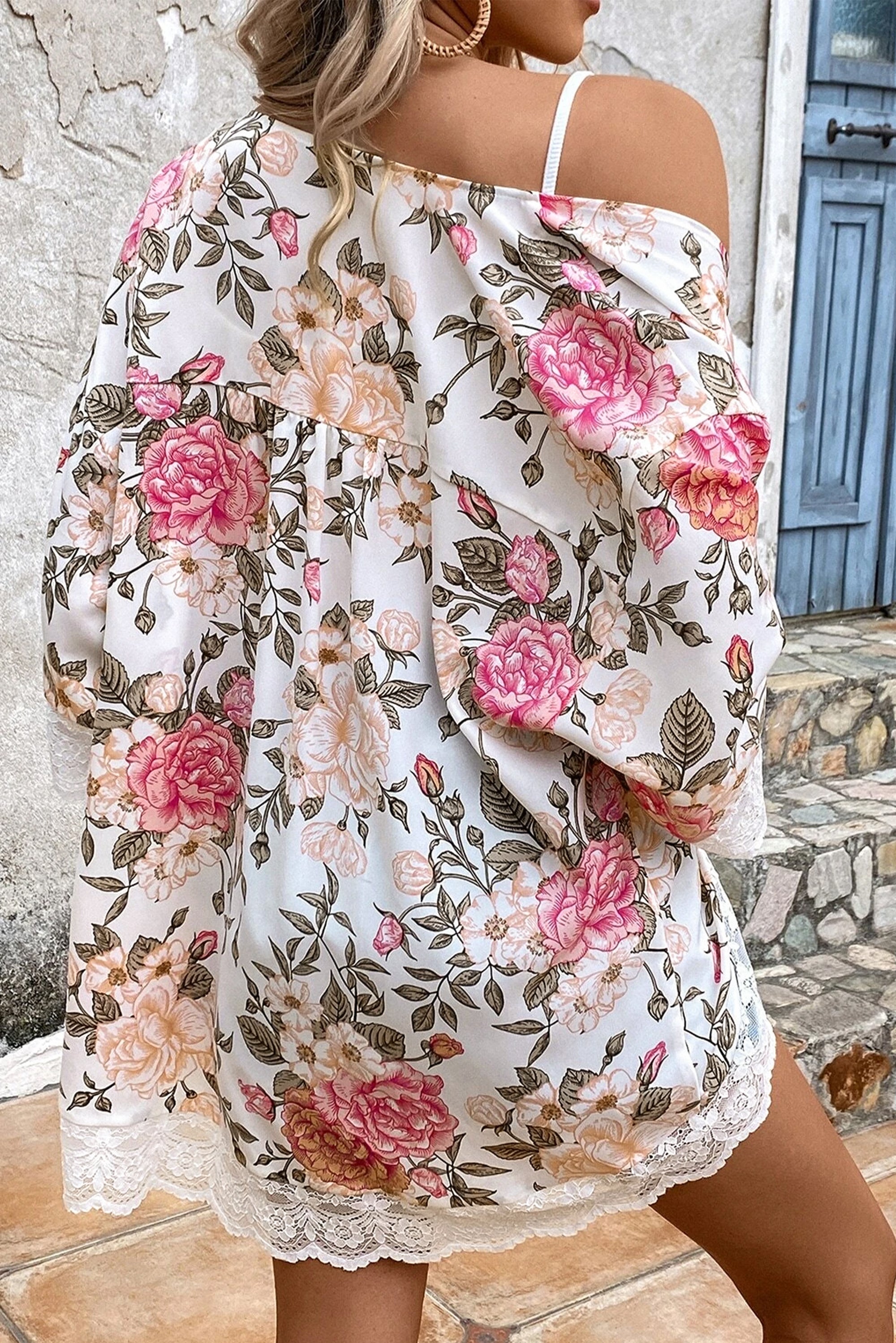 Kimono blanc ouvert sur le devant à imprimé floral et bordure en dentelle