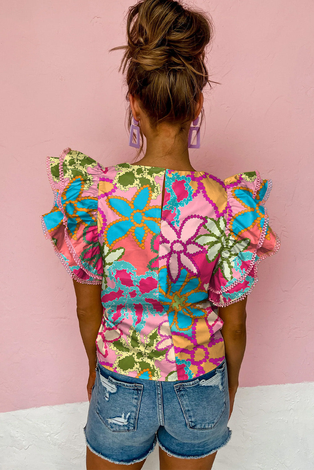 Večbarvna živahna bluza z naborki in rokavi s cvetličnim potiskom