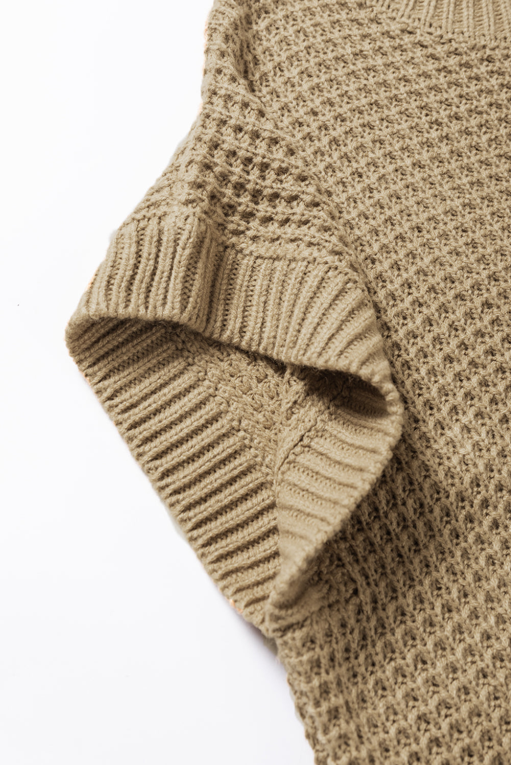 Pull en tricot texturé beige clair à col haut et manches chauve-souris courtes