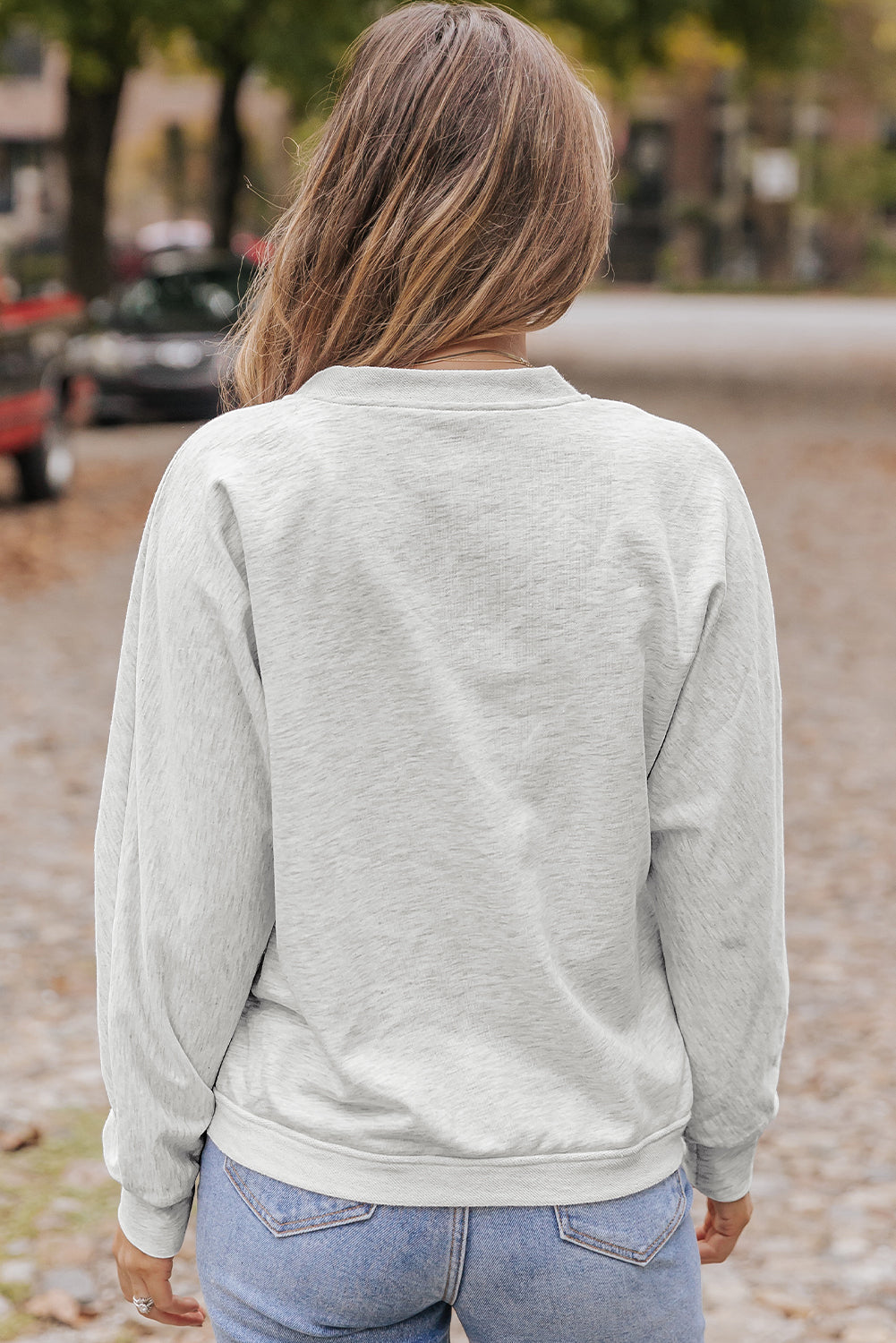 Siv pulover s kontrastnim robom in v-izrezom z žepom