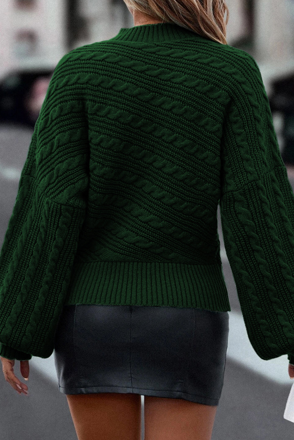 Maglione lavorato a maglia a trecce con maniche a lanterna con collo a lupetto verde nerastro