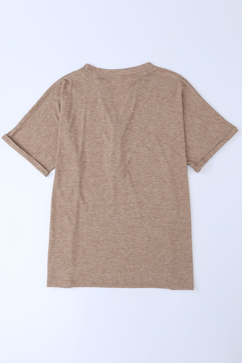 Khakifarbenes T-Shirt mit geknöpftem V-Ausschnitt und gerollten Ärmeln
